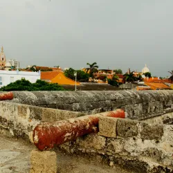 Cañones de guerra en muralla de Cartagena