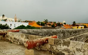 Cañones de guerra en muralla de Cartagena