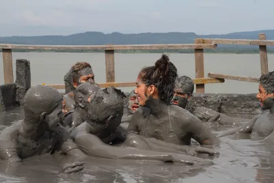 Turistas felíces en el totumo