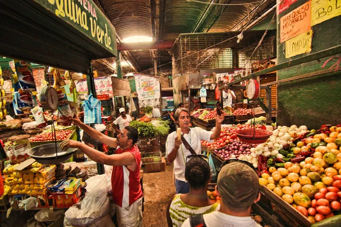 Turista en mercado de Bazurto