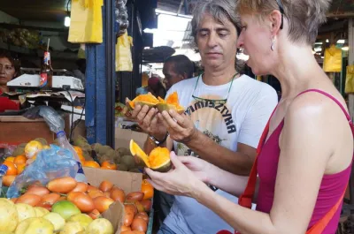 Turista probando frutas