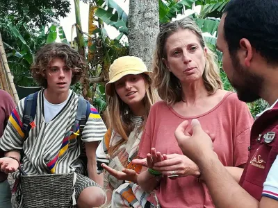 Turistas en finca cafetera