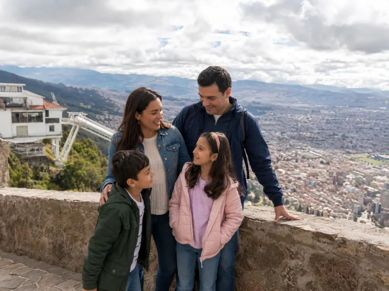 Tursitas con niños en Monserrate