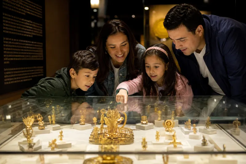 Tursitas con niños en el Museo Del Oro
