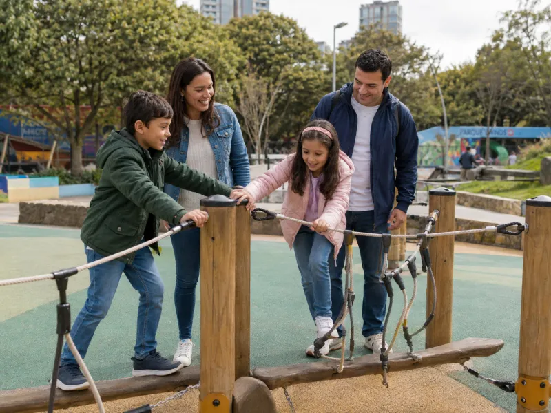 Tursitas con niños en parque de Bogotá