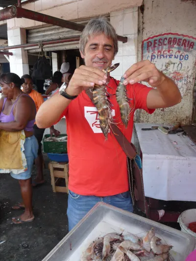 Turista con comida de mar