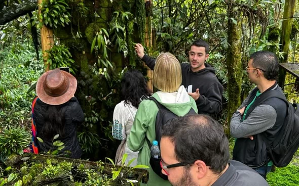 Guía turistas en cultivo de flores