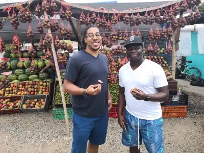 Turistas con frutas colombianas