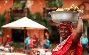 Mujer palenquera ofreciendo frutas