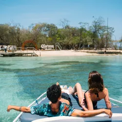 Pareja en alquiler de bote en Cartagena