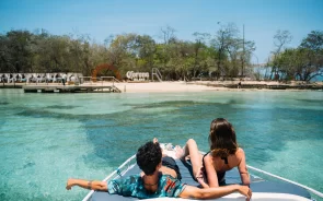 Pareja en alquiler de bote en Cartagena