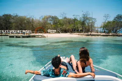 Turistas en bote cerca a la playa