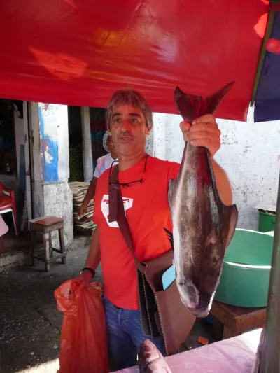 Turista con pescado fresco