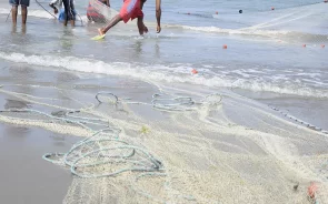 Pescadores en playas de Cartagena