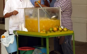 Prueba de jugos tropicales durante tour en Cartagena