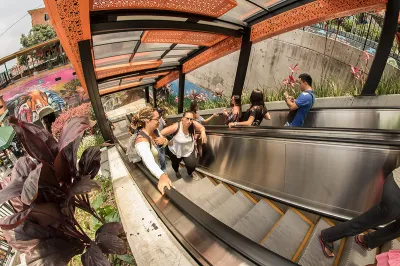 Escaleras eléctricas en comuna 13