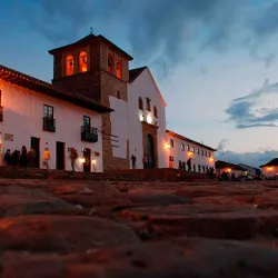 Iglesia de Villa de Leyva iluminada de noche