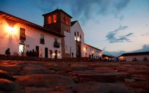 Iglesia de Villa de Leyva iluminada de noche