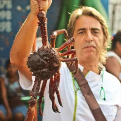 Turista con cangrejo en tour gastronómico Cartagena