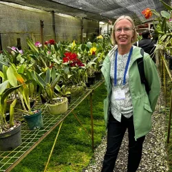 Turista con orquídeas