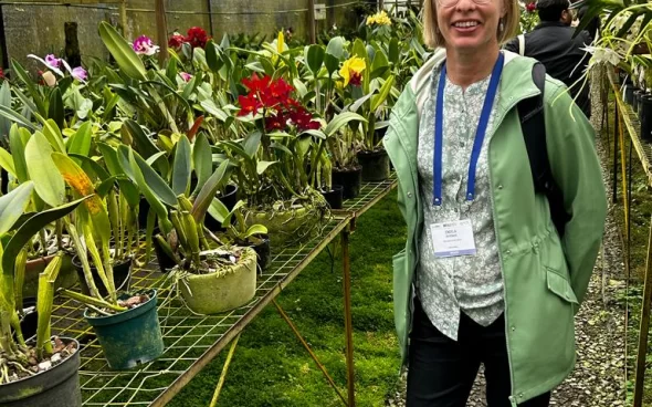 Turista con orquídeas