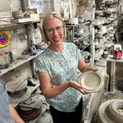 Turista en taller de cerámica