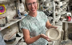 Turista en taller de cerámica