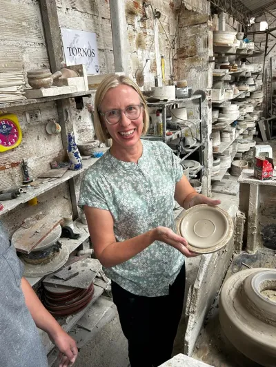Turista con artesanía
