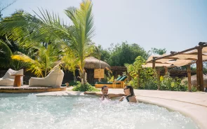 Turistas visitando islas en bote cerca a Cartagena
