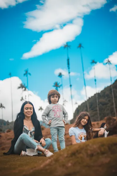 Familia turista en valle del Cocora
