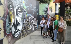 Turistas en la comuna 13 de Medellín