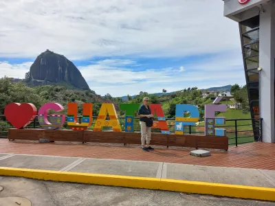 Vista de Guatapé y El Peñol