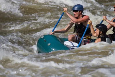 Turista haciendo rafting