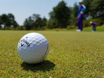 Familia jugando golf