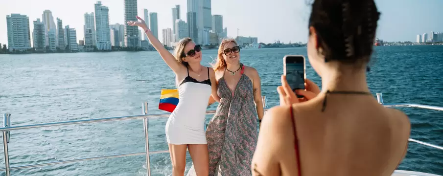 Turistas alquilando bote en Cartagena Colombia