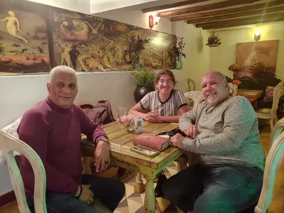 Familia probando comida típica bogotana