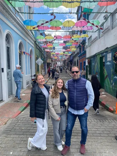 Familia de turistas caminando por Bogotá