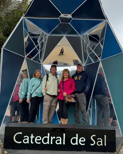 Familia entrando a la catedral de sal de Zipaquirá