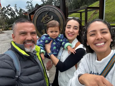 Familia de turistas en la catedral de sal