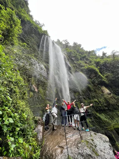 Grupo de turistas en cascada La Chorrera