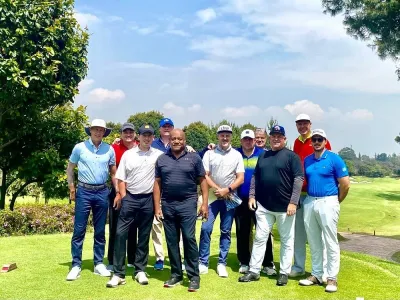 Group of tourists playing golf in Bogotá