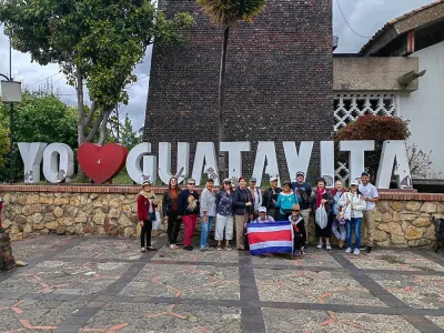 Grupo de turistas en pueblo de Guatavita
