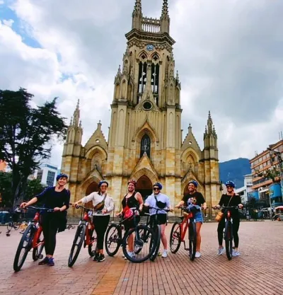 Grupo de turistas en bicicleta