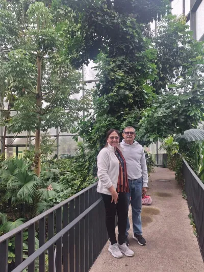 Pareja en tour al Jardín Botánico de Bogotá