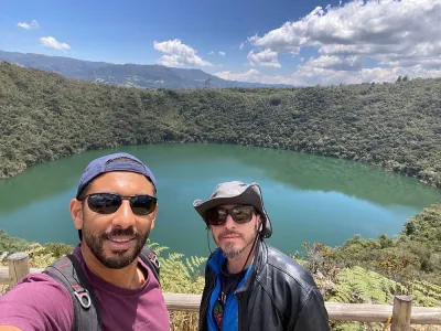 Pareja en tour a Laguna de Guatavita