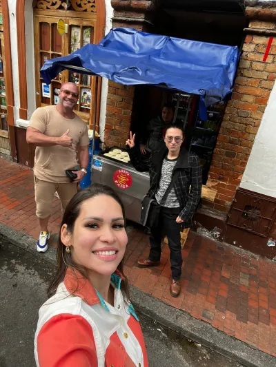 Pareja en tour a pie por Bogotá