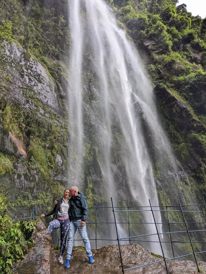 Pareja en ecotour cascada La Chorrera