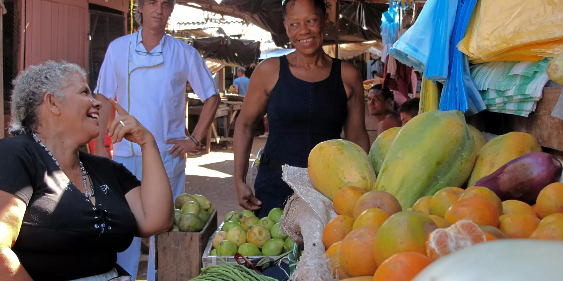 Turista probando comida en Cartagena