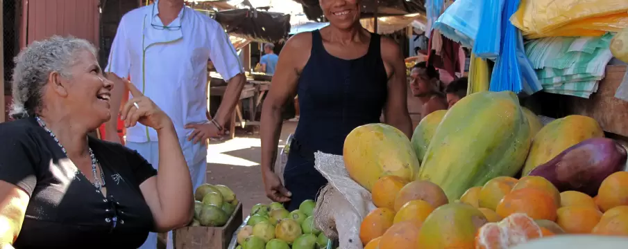 Turista probando comida en Cartagena