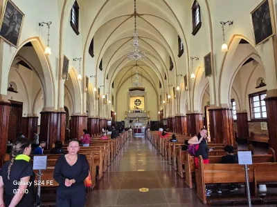 Turista en capilla en tour de escala en Bogotá